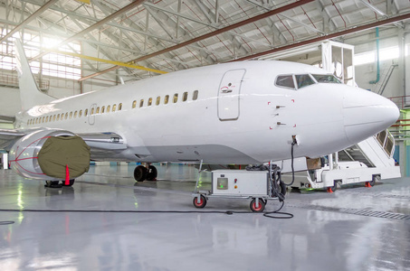 客运飞机上的发动机和机身维修修复在机场机库