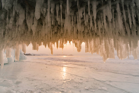 冰洞穴在冰冻的湖水中俄罗斯, 温纳季节自然景观