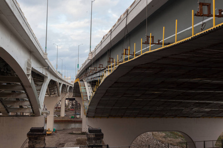 下面的乔治诉 Voinovich 大桥在市中心克利夫兰与不断建设和更新