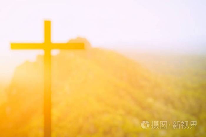 模糊的基督十字架与光泄漏背景, 适合宗教概念