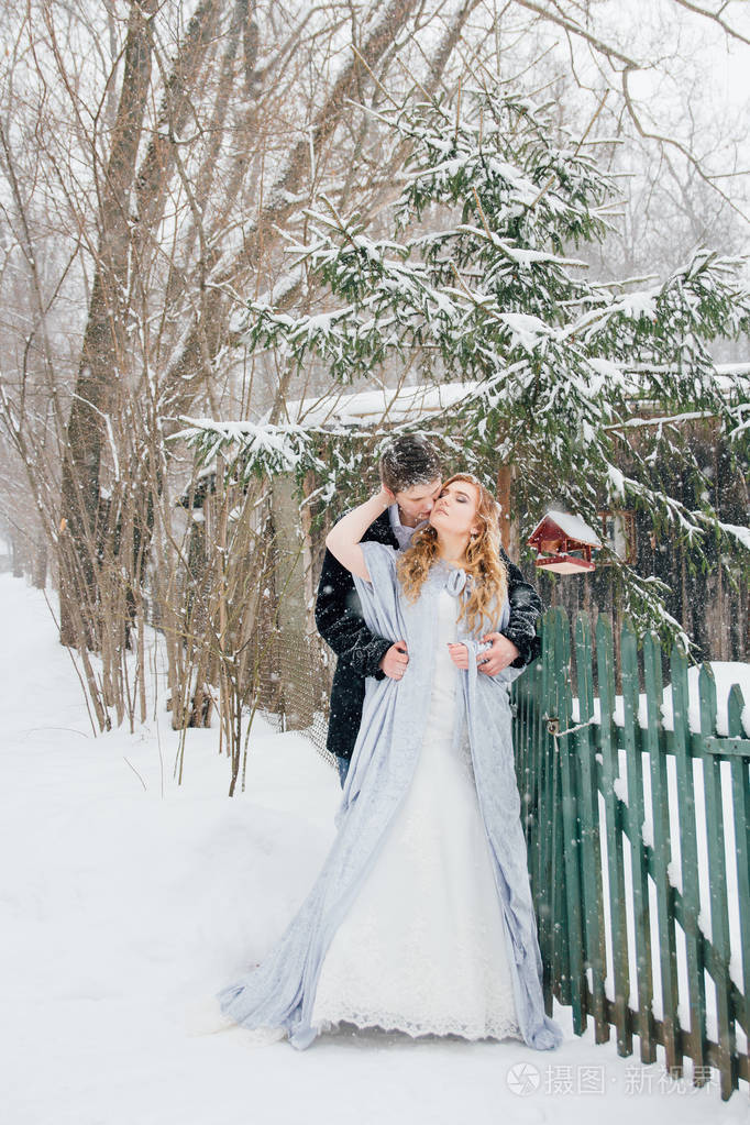 冬天在下雪时对大自然的情侣