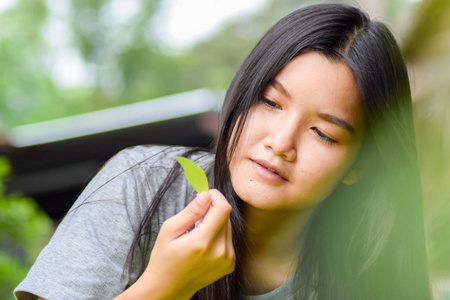 快乐亚洲女性肖像自然美丽