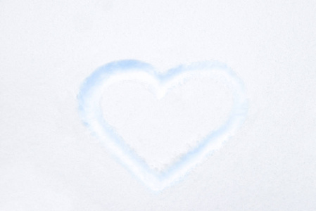蓝色心脏形状画在白色雪作为爱情人节背景