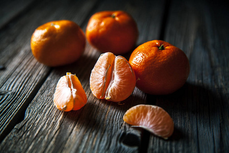 在木质背景的橘子。新鲜水果。健康食品