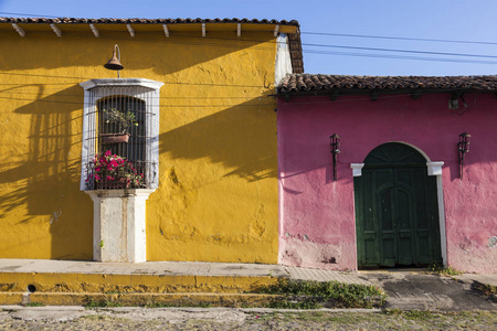 Suchitoto 的多彩建筑。Suchitoto, 库斯卡兰塔, 萨尔瓦多