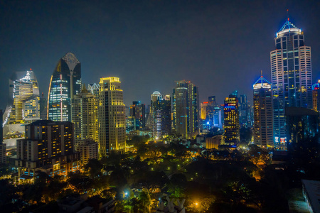 曼谷夜城天际线。全景和透视视角下的玻璃高层建筑的光黄金背景未来的商业。成功产业技术体系的经营理念