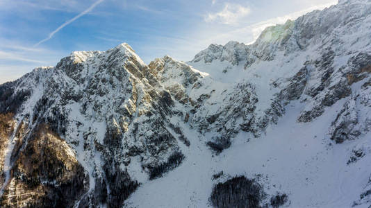 壮观的风景雪覆盖的山山脊图片