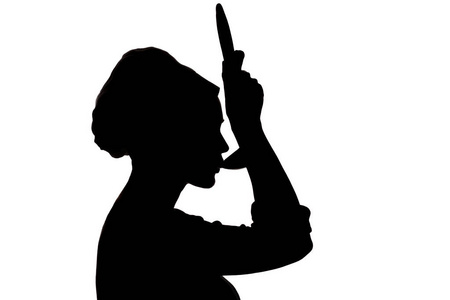 女人在帽子里做饭的剪影, 一个女孩的轮廓从一个白色的孤立背景的钢包上品尝汤