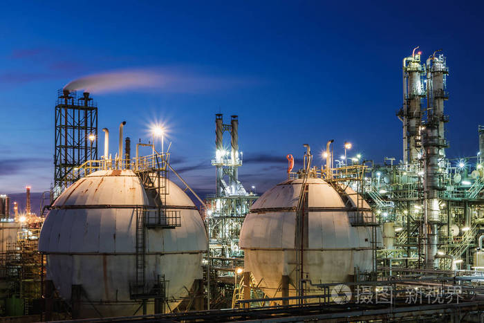 石油化工装置闪燃灯在黄昏时的储气球罐照片-正版商用图片049zl1-摄图