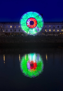 在圣诞操场上的摩天轮的灯光, 旁边的 Tabacalera, 在 Donostia 市