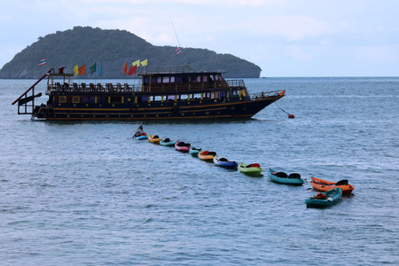 亚洲导游桨拖曳独木舟和捆绑在一起在 ro