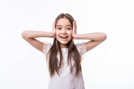 在白色背景下被孤立的惊讶的小女孩的肖像照片