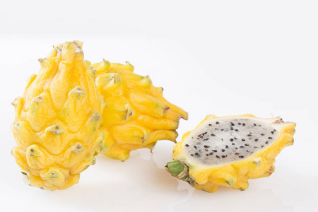 白色背景黄色 pitahaya 或龙果Selenicereus megalanthus