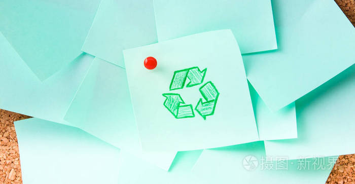 在纸上背景分离的绿色回收标志
