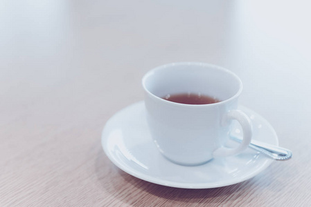 在会议室的木桌上放一杯热茶和勺子过滤器复古调