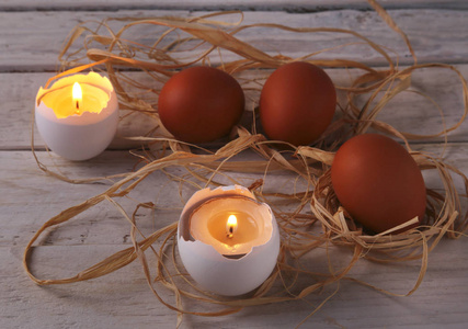 带有蜡烛和鸡蛋的乡村乐曲。复活节快乐。选择性聚焦