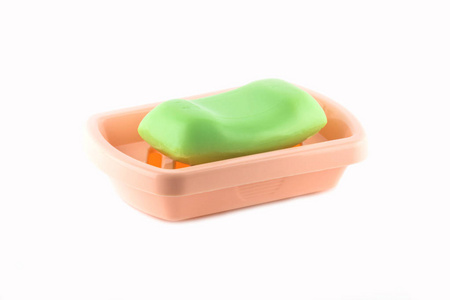 塑料盘子里的绿色肥皂的残留物。对象在白色上被隔离, 并且提供了一个修剪路径以便于提取