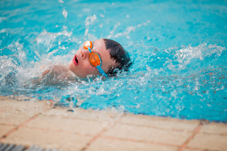 男孩练习游泳照片