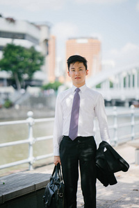 一个年轻英俊的商人身着正式西装和领带的肖像。他看起来聪明自信