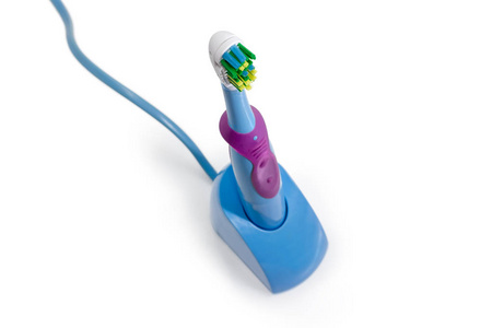 电牙刷在充电基础特写在选择性焦点