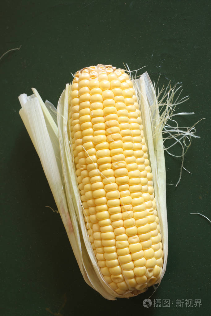 绿桌上的一只棒子照片-正版商用图片04a70a-摄图新视界