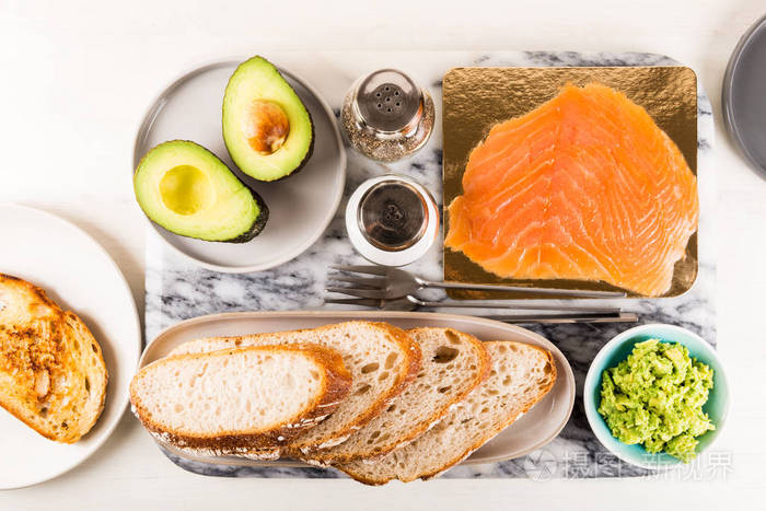 健康小吃与全麦面包敬酒, 鳄梨和鲑鱼