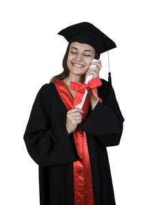 美丽的白种女人穿着黑色的毕业礼服持有文凭, 非常高兴和兴奋孤立的白色背景