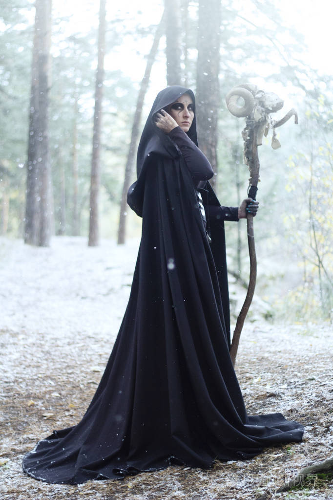 万圣节的故事女孩与一根ram头骨女孩在黑色斗篷与可怕的格林一个黑暗