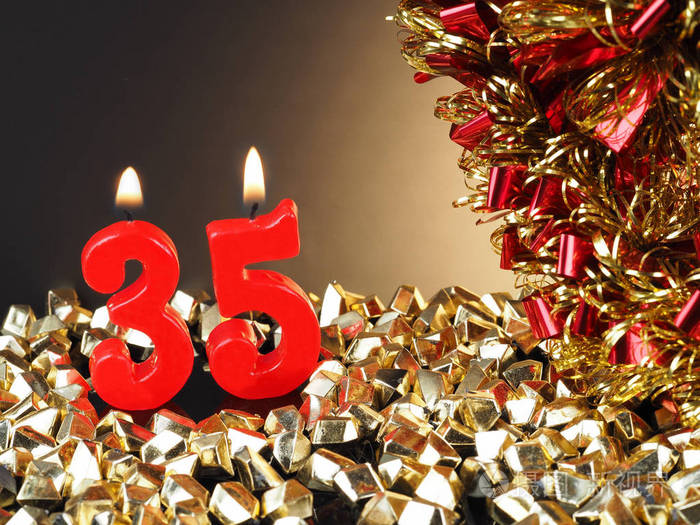 生日纪念日蜡烛显示nr35点燃的红色蜡烛好为周年纪念或生日背景