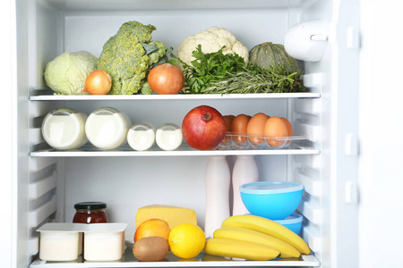 打开冰箱里满是蔬菜和水果
