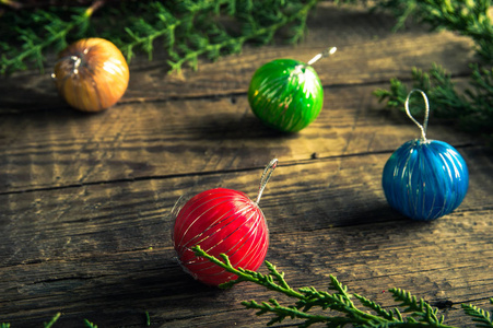 彩色圣诞球在木质背景下