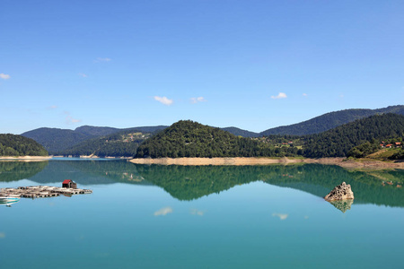 湖 Zaovine 塔拉山塞尔维亚风景夏天季节