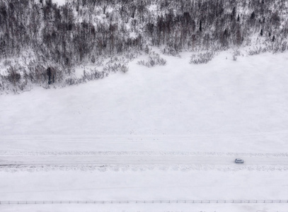 寂寞的车在雪路上。俄国, 极端北部, 冬天, 雪