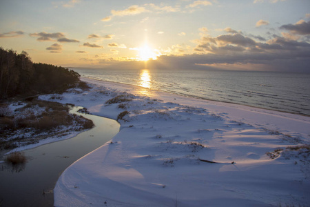 冬季日出雪波罗的海海滩, 拉脱维亚, saulkrasti