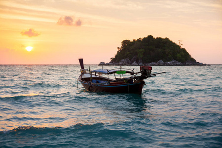 泰国沙敦朴岛海景海滩上的日落景观观
