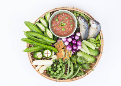虾仁酱炒鲭鱼, 泰国虾膏。白色背景的泰国传统食品和新鲜蔬菜