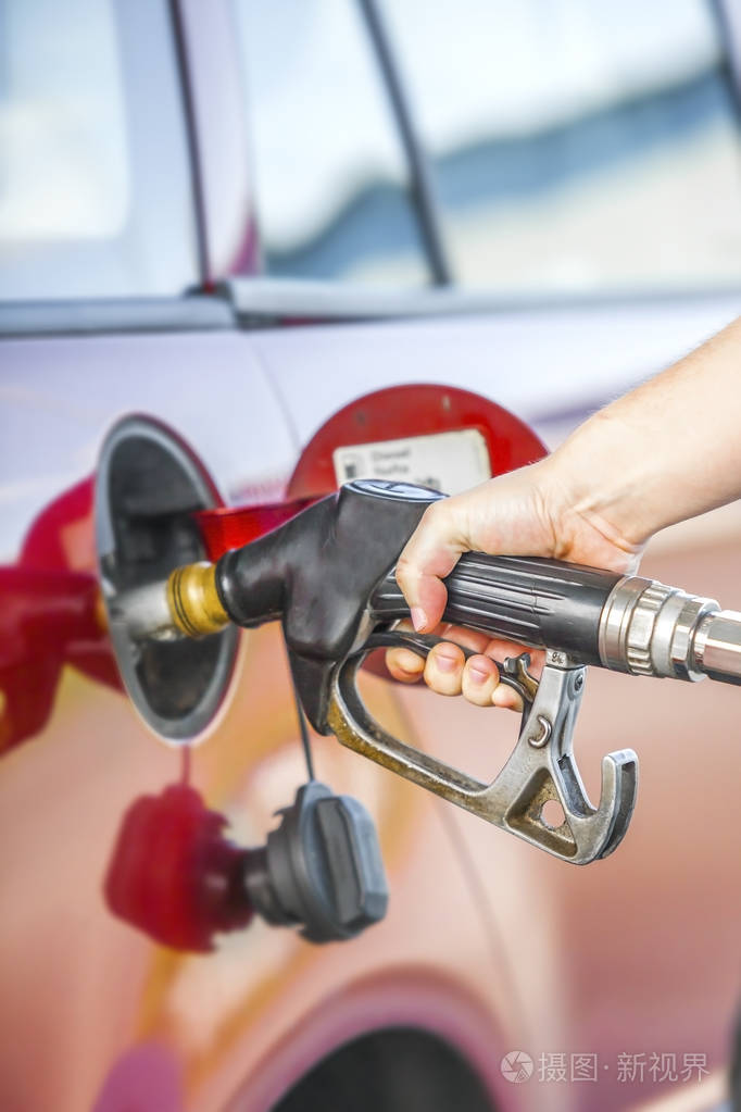 给一辆车加油手持汽车加油枪的手