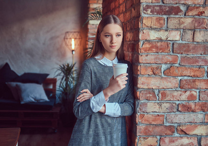 一个年轻苗条的感性女孩的肖像与杯咖啡