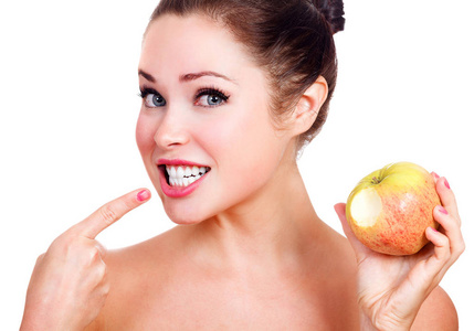 愉快的微笑的妇女与成熟苹果被隔绝在白色背景