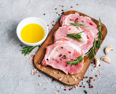 新鲜的生猪肉排骨用香料和香草