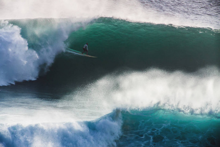 图片冲浪者在蓝色海洋大小牛波浪在加利福尼亚