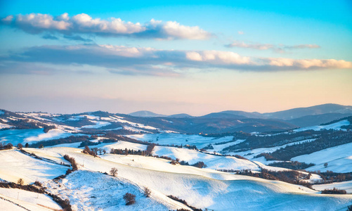 雪在托斯卡纳, Radicondoli 村, 冬季全景。锡耶纳, 它