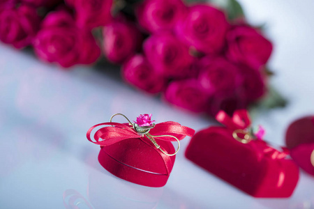 红玫瑰和心形盒的花束在白色背景礼物。文本位置