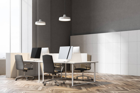 黑色椅子打开办公室角落与木地板, 一排计算机桌和黑办公室椅子在他们附近。3d 渲染模拟