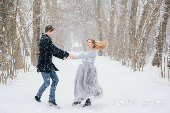 大雪图片情侣在雪中图片