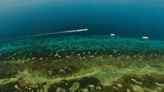 摩托艇在海上，鸟瞰图