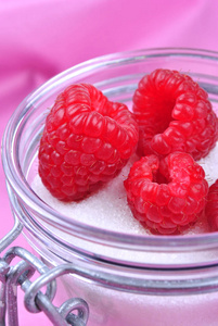 有机和健康的树莓特写照片美味的早餐在碗里