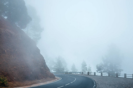 Anaga 山脉蜿蜒狭窄的道路, 西班牙特内里费岛