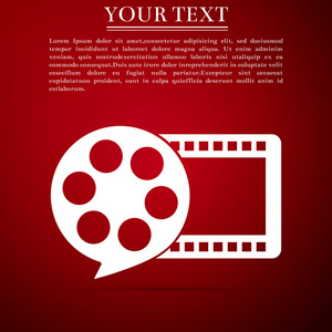 电影胶片卷轴和播放视频电影的图标在红色背景隔离。平面设计。矢量插图