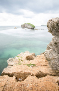 以自然海岸岩石为前景的日惹海景景观